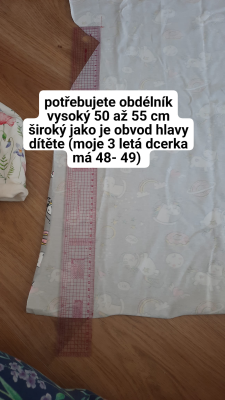 Budeme stříhat obdélník vysoký 50 až 55 cm a široký jako je obvod hlavy dítěte mínus 2 cm. 