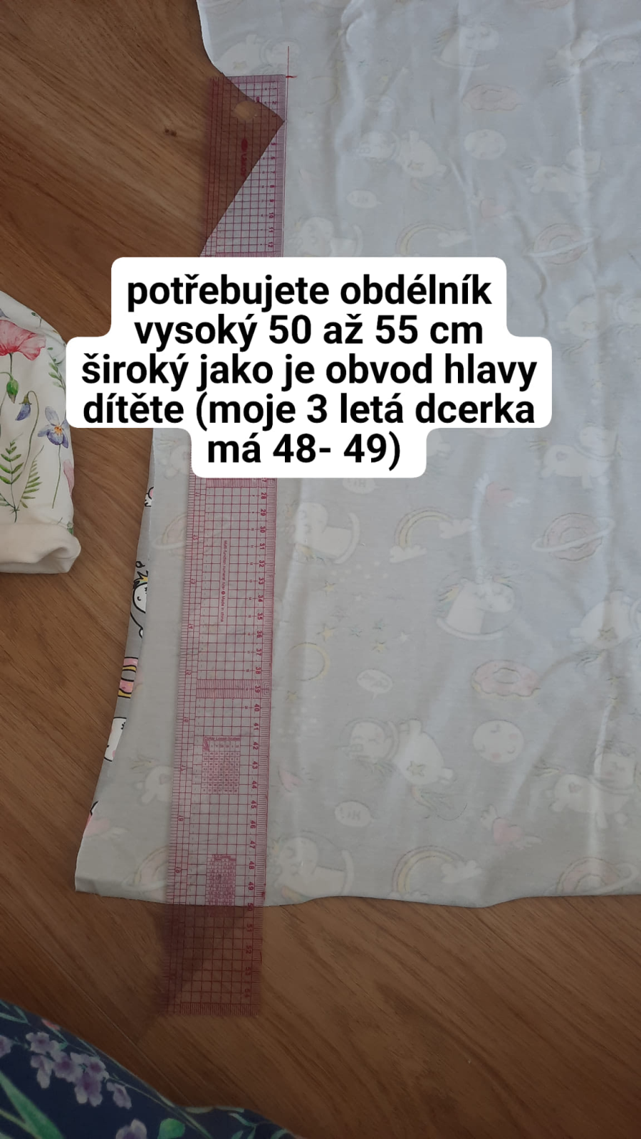 Budeme stříhat obdélník vysoký 50 až 55 cm a široký jako je obvod hlavy dítěte mínus 2 cm.