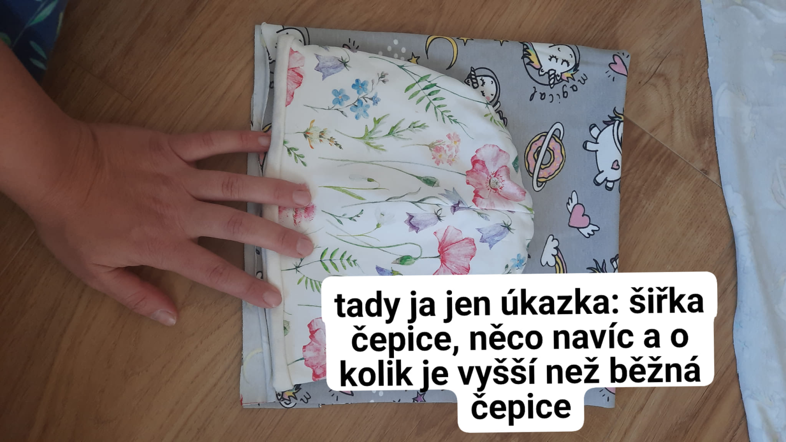 Běžná čepice je nižší než zvolená látka, protože nahoře hodně materiálu spotřebuje zatočení. čepice musí na hlavě dobře sedět, proto je asi o 2 cm menší než hlavička dítěte.