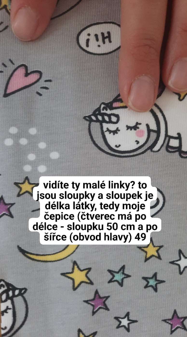 Délka látky se jmenuje osnova a poznám ji díky sloupkům, po délce nanesu délku čepice - na 4 letou dceru 50 cm. Šíře látky se jmenuje útek a po ní nanesu obvod hlavy mínus 2 cm.