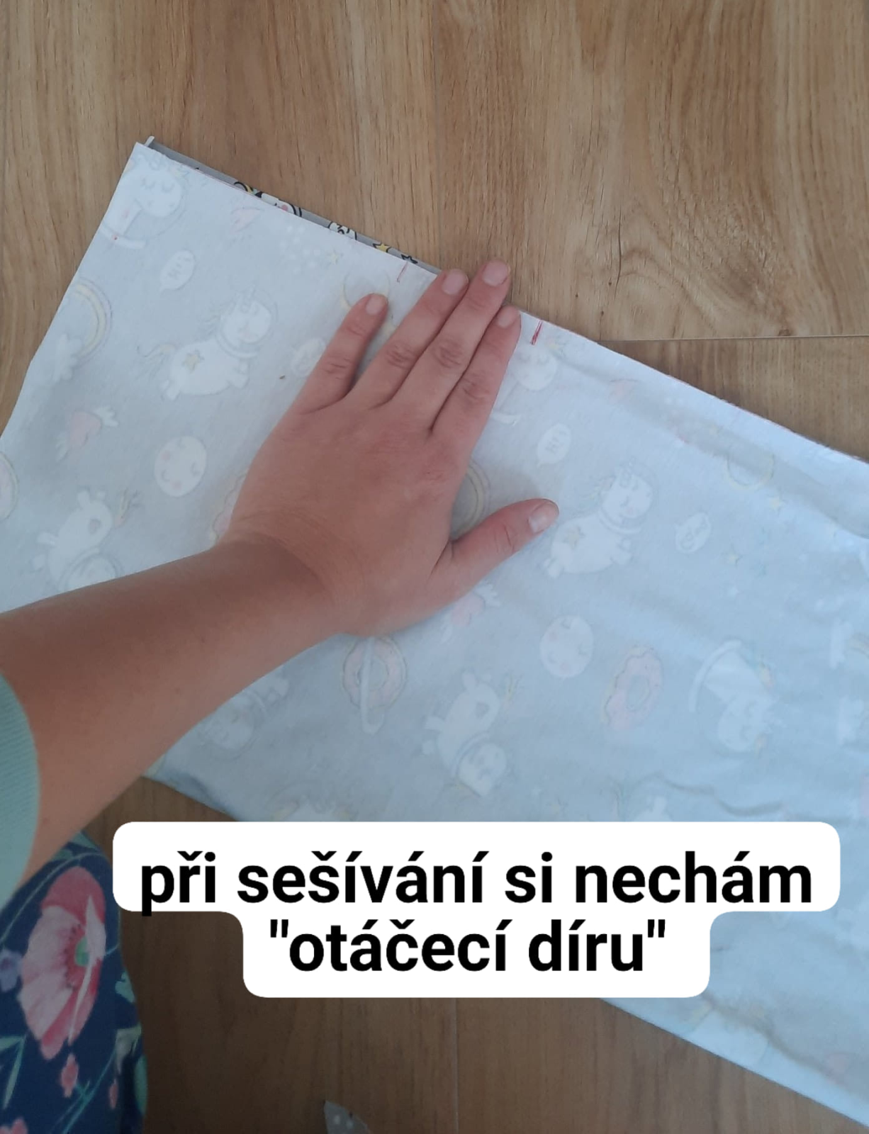 šev sešiji pružným stehem, mohu volit overlock, tříkroký steh nebo jemný entl. V boku si nechám díru pro točení čepice velkou asi na 4 prsty.