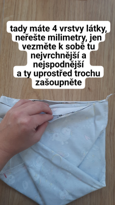 Položím k sobě tak, jak jsou, tu nejvrchnější a nejspodnější vrstvu látek. Dvě vrstvy co jsou uprostřed zašoupnu lehce dovnitř.