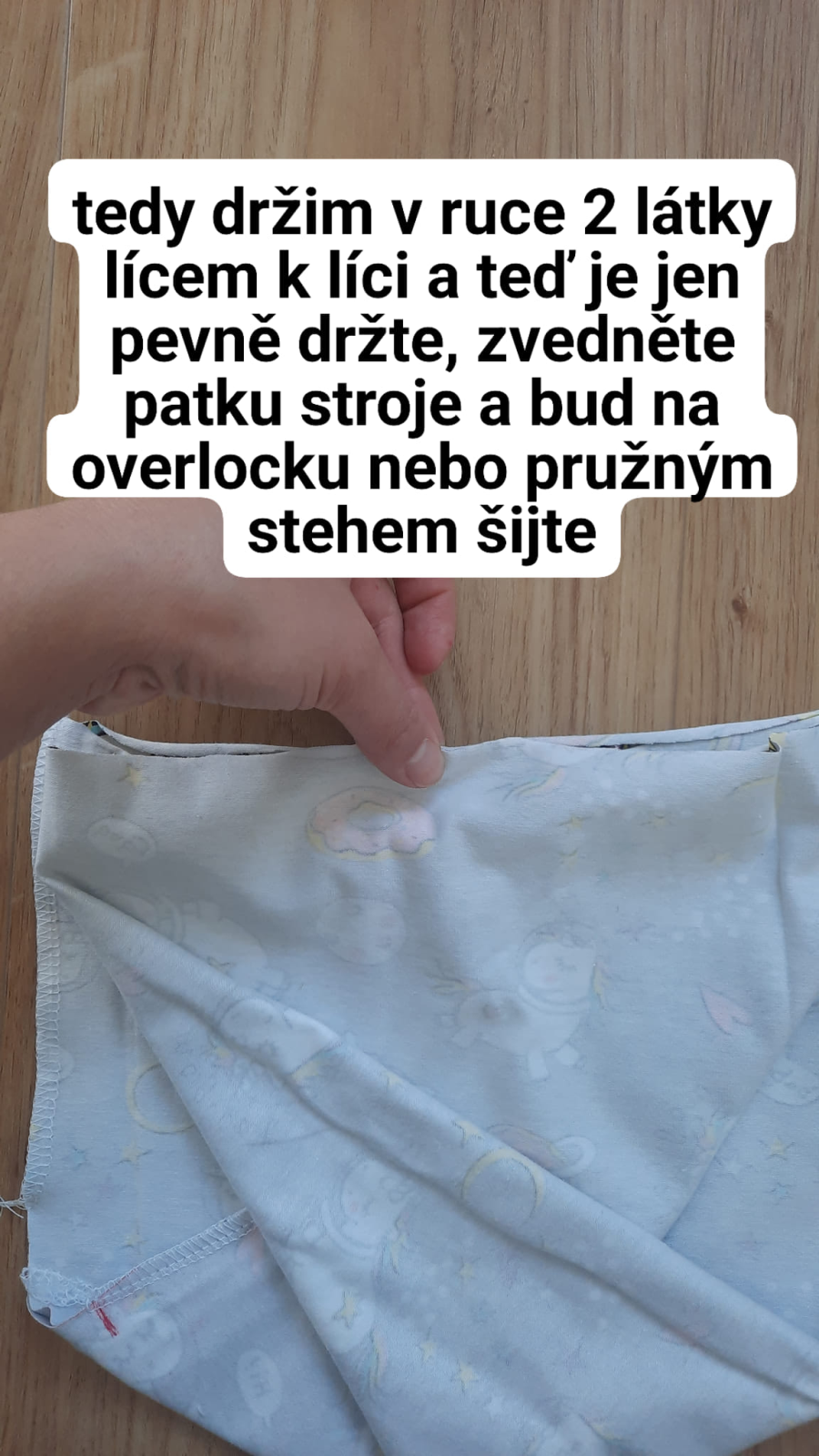 Tyto dvě vrstvy - nejvíc nahoře a nejvíc dole, dejte pod stroj, šijte opět buď na overlocku nebo pružným stehem.
