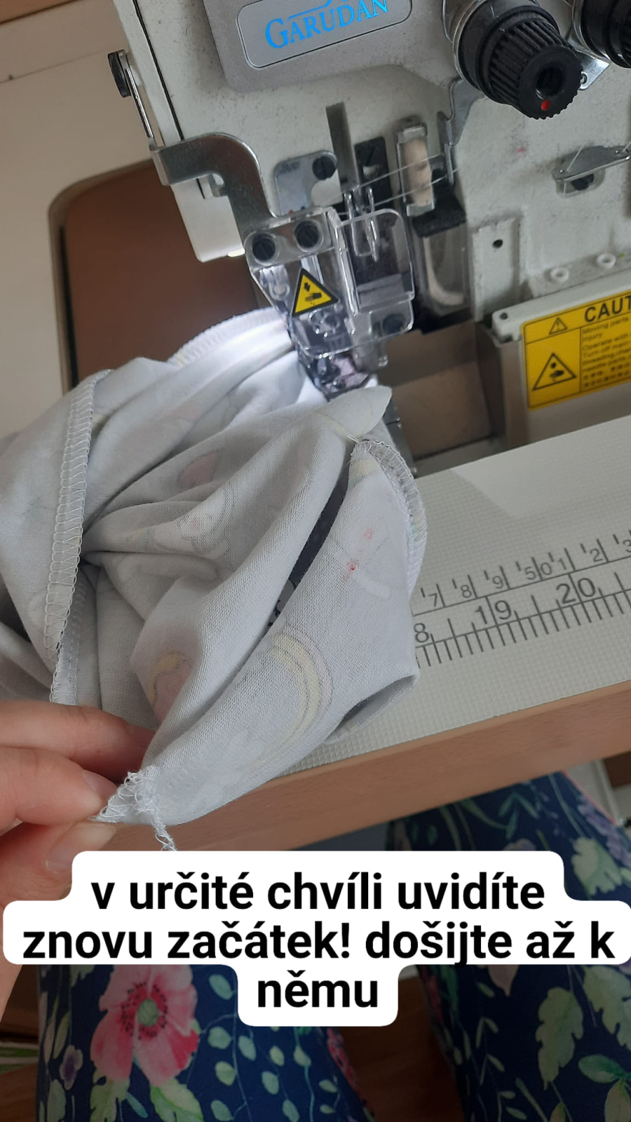 Končíte opět na samém začátku, šili jsme do kruhu. Z šití plynule vyjedete nebo přešijete kus minulého šití v rámci zapošití.