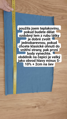 Obdélník na čepici je velký, jako obvod hlavy mínus 5 - 10% dle pružnosti materiálu. Plus 2 cm na šev. U této čepice jsem díky jednobarevné látce zvolila ozdobný spodní lem. Ten vznikne tak, že rubovou stranu ohnu ven. 