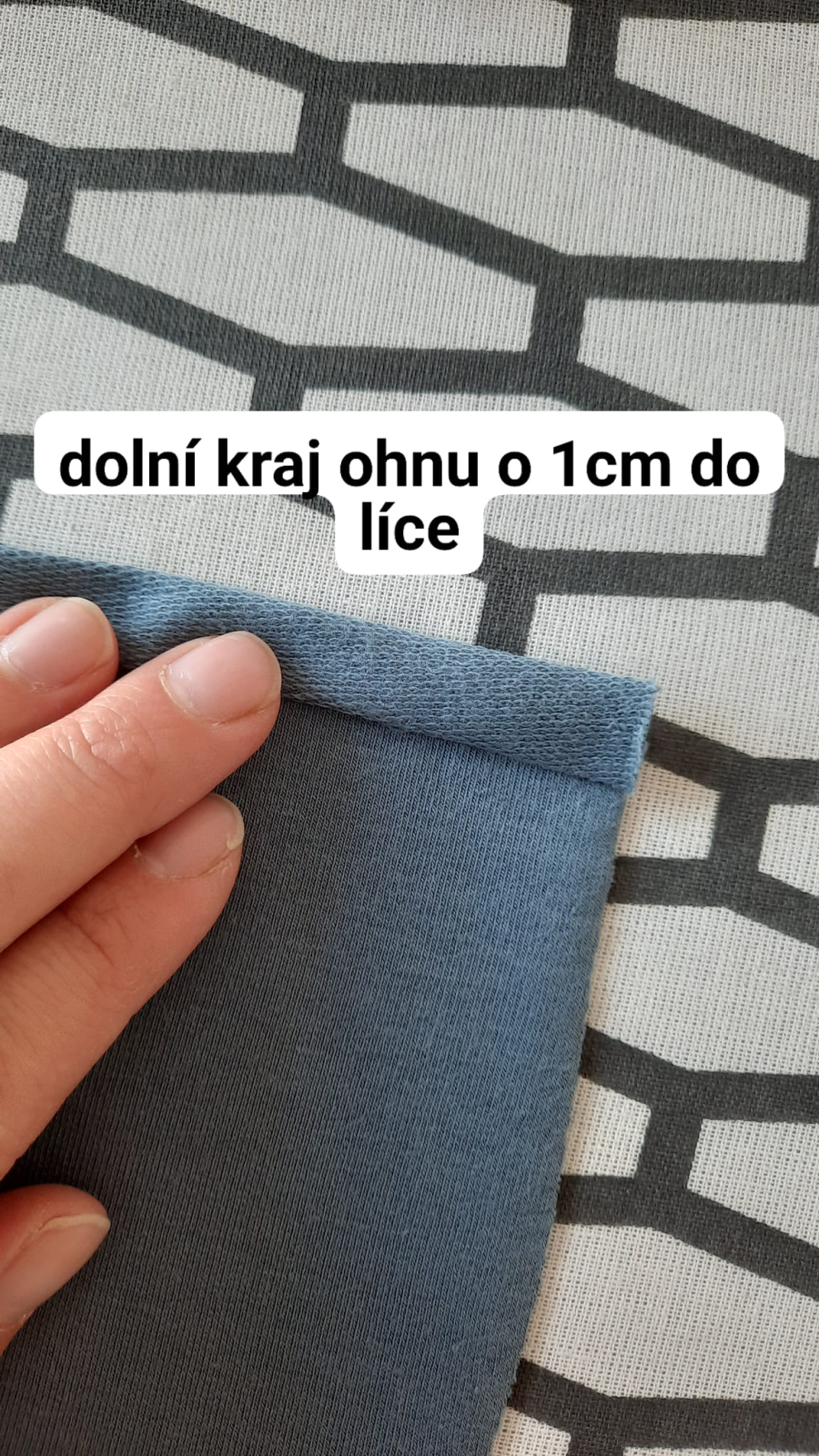 Dolní spodní okraj ohnu o 1cm do líce