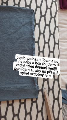 Následně čepici položím lícem na líc na sebe a bok (tedy zadní střed čepice) sešiji. Je důležité si přesně ohlídat návaznost ozdobného lemu. 