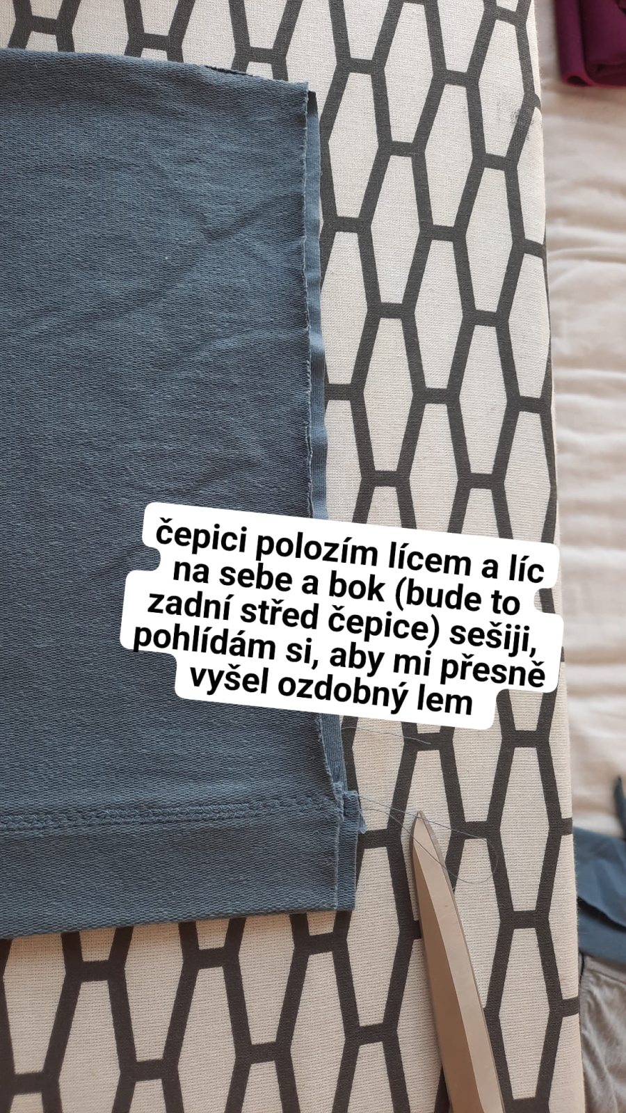 Následně čepici položím lícem na líc na sebe a bok (tedy zadní střed čepice) sešiji. Je důležité si přesně ohlídat návaznost ozdobného lemu.