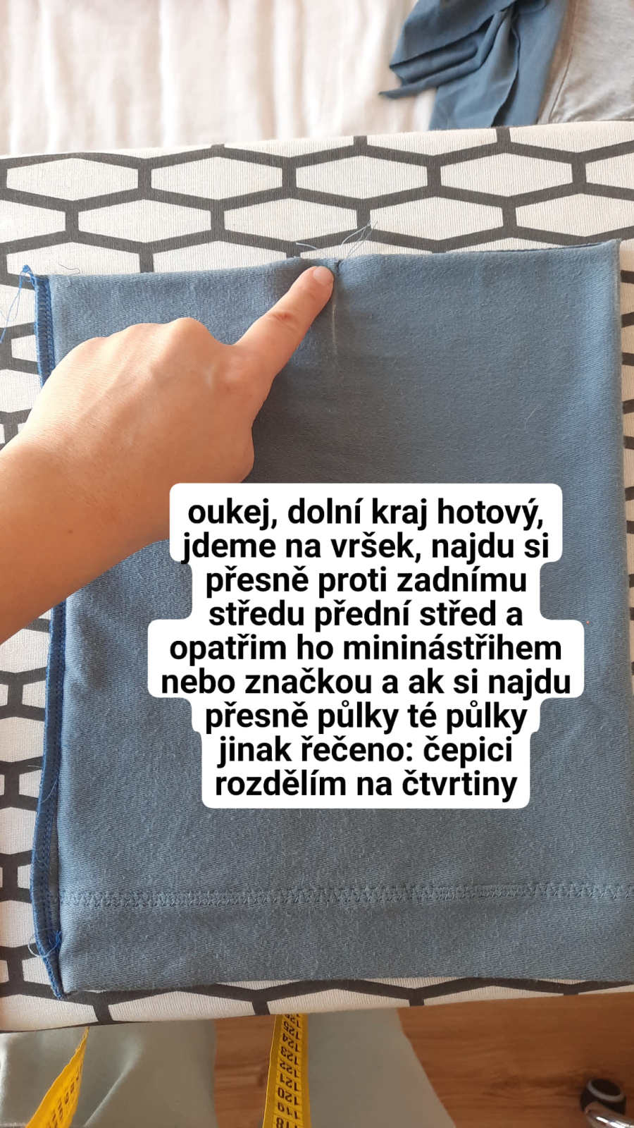Nyní vytvoříme vršek čepice. proti zadnímu středu (který jsme teď odšili) si najdu střed přední. Zde udělám malý nástřih nebo položím špendlík a pak čepici ještě rozdělím a najdu čtvrtiny.
