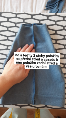 k odšitému místu - 2 stehům si položím z jedné strany přední střed a z druhé zadní střed. 