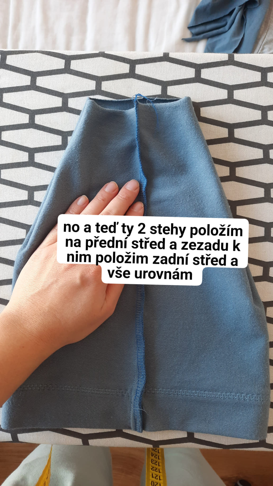 k odšitému místu - 2 stehům si položím z jedné strany přední střed a z druhé zadní střed.