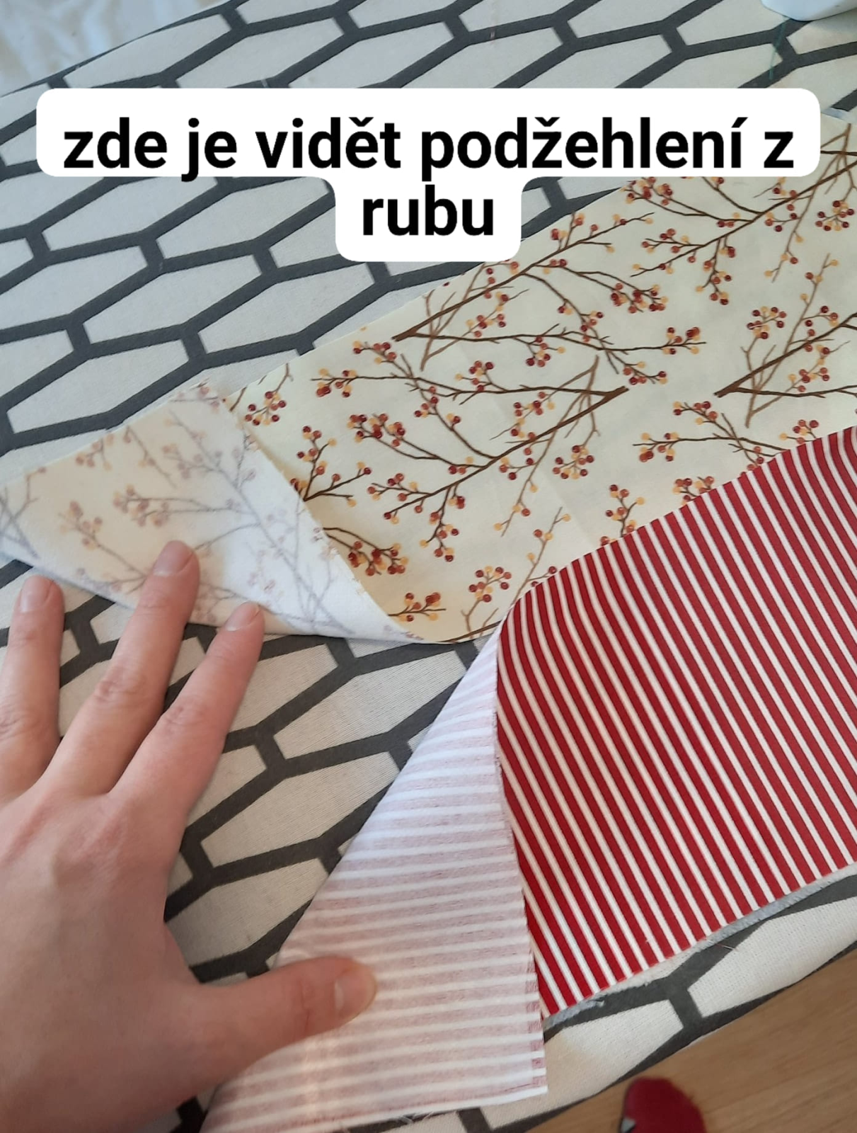 Zažehlený vlizelín z rubu dílů