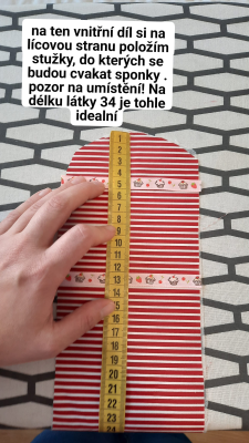 Na vnitřní díl si stranu si položím stužky, do kterých se budou cvakat sponky. Pozor na umístění, postupujte dle fotky. tedy 5 cm a 13 cm od vrchu.
