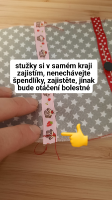 stužky si v samém kraji (asi 3 mm) zajistím, nenechávejte je přišpendlené, při otáčení by jste se popíchali.