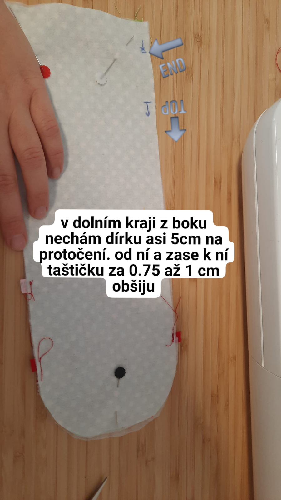 V dolním kraji v boku si nechám dírku pro otočení. Velikost asi 5 cm. Od kraje dírky k jejímu druhému kraji taštičku sešiji. Šití je 0,75 až 1 cm od kraje.