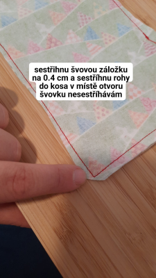 švovou záložku sestřihnu na 4 mm, sestřihnu rohy do kosa, v místě otáčecí dírky švovou záložku nestřihám.