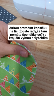 Kapsičku dírkou protočím na líc, a kraj si vymnu a vyžehlím.
