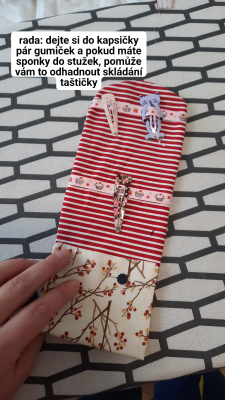 Dolní kraj ohnu o 7 cm (vytvoří se kapsa na gumičky) a přežehlím. Pokud místo suchého zipu volím patentek, tento bod mohu vynechat.