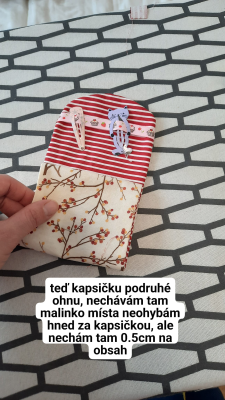 Sponkovník podruhé ohnu. ohnutí je 0,5 cm od kapsy na gumičky. 