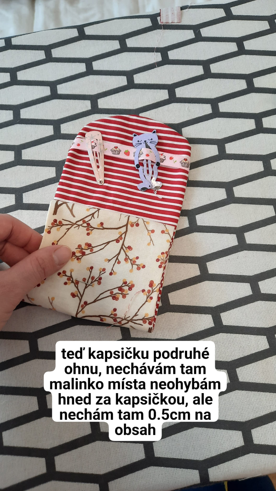 Sponkovník podruhé ohnu. ohnutí je 0,5 cm od kapsy na gumičky.