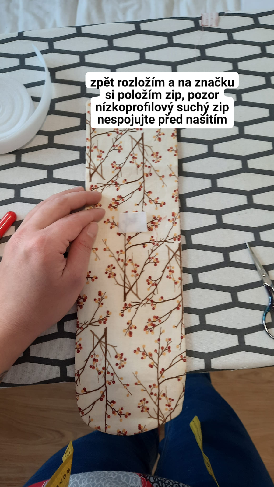 Zpět rozložím a na značku si položím suchý zip. Pozor pokud máte nízkoprofilový suchý zip, nesmí se před našitím spojit.