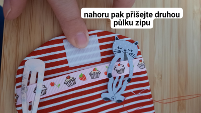 Na vrchní kraj přišijte druhou polovinu zipu.