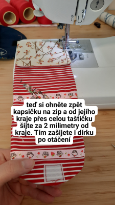 Závěrečné prošití celého sponkovníku: šijeme od dolního ohnutého kraje asi 2mm od okraje, tím se ušije kapsa na gumičky a také se zašije původní otáčecí dírka. 