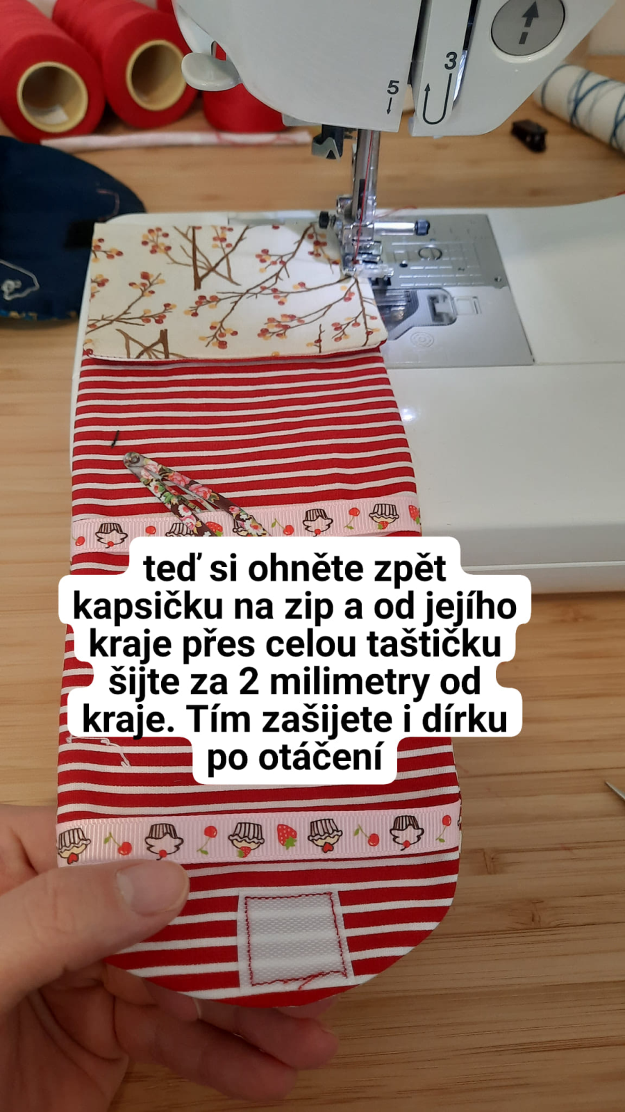 Závěrečné prošití celého sponkovníku: šijeme od dolního ohnutého kraje asi 2mm od okraje, tím se ušije kapsa na gumičky a také se zašije původní otáčecí dírka.