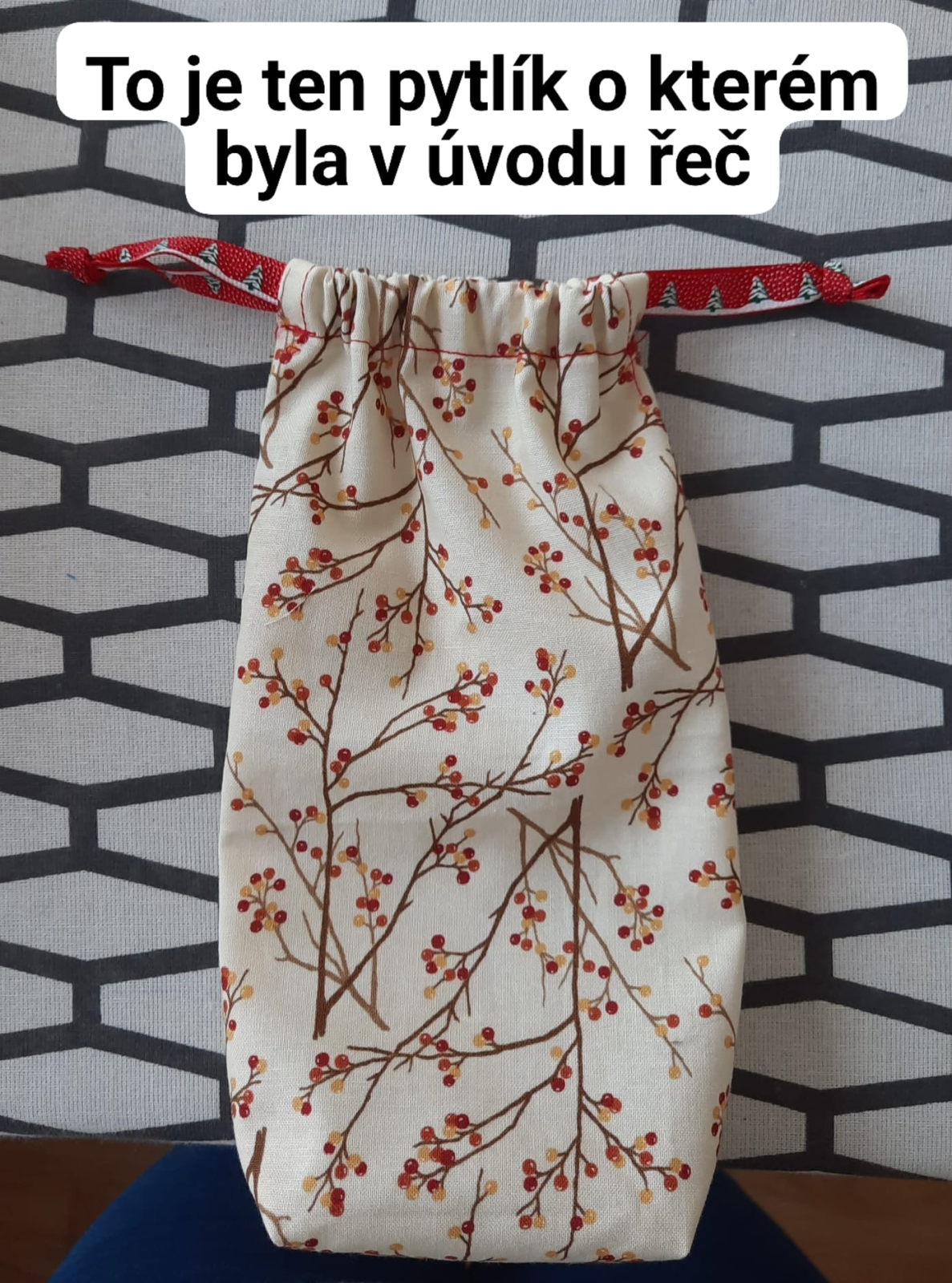 Na sáček se nejlépe hodí 100% bavlněné plátno. Tkanina o gramáži cca 140gr/m². Dále budeme potřebovat stuhu či provázek asi 6x delší než je samotná šíře hotového sáčku. Nit do barvy a spínací špendlík.