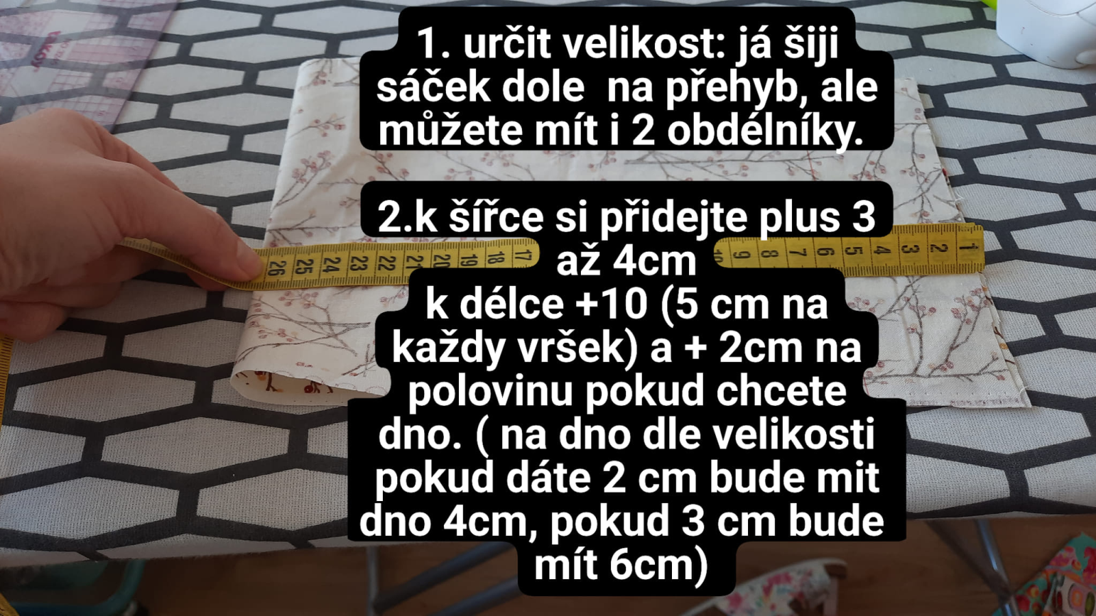Sáček můžete ušít ze 2 kusů látky - na dnu bude šev, nebo z jednoho kusu. Tak ho budeme šít zde. Na šířku sáčku přidejte 3 až 4 cm, k délce pak 5cm na každý tunýlek, tedy celkem 10 cm pokud bude váš sáček dole na přehyb. Navíc pro vytvoření dna další cm. Já přidala na dno 4 cm.