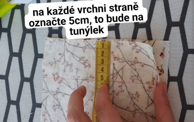 Na každé vrchní straně označte na tunýlek 5 cm z <i>rubu</i> .