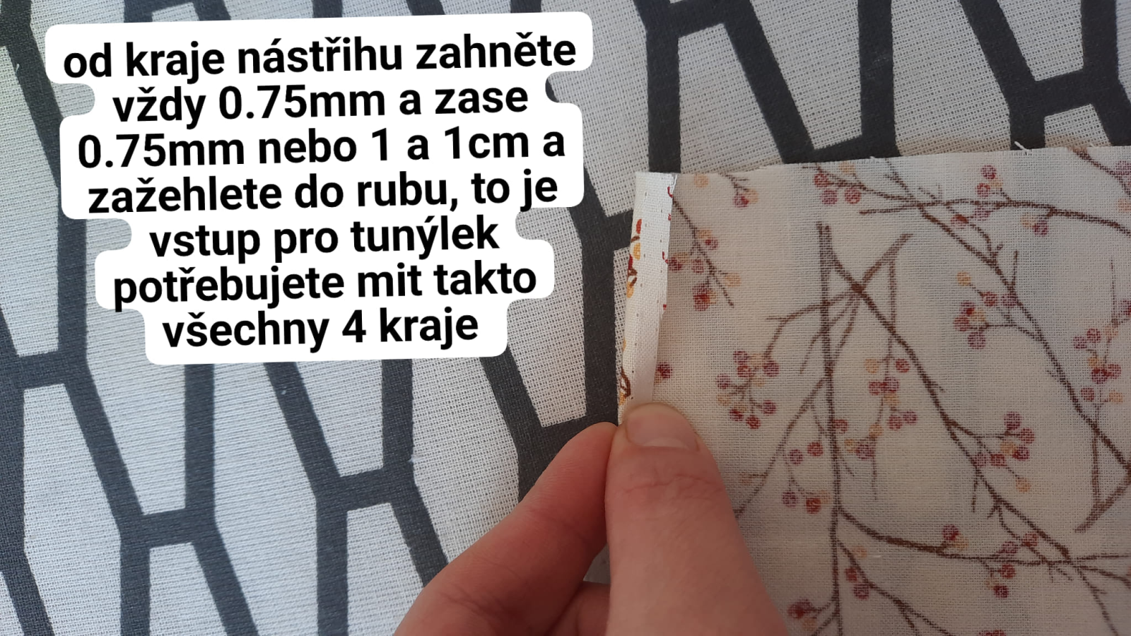 Nastřihnuté kraje 2x podehneme a přežehlíme, tím vytvoříme po odšití vstup do tunýlku.