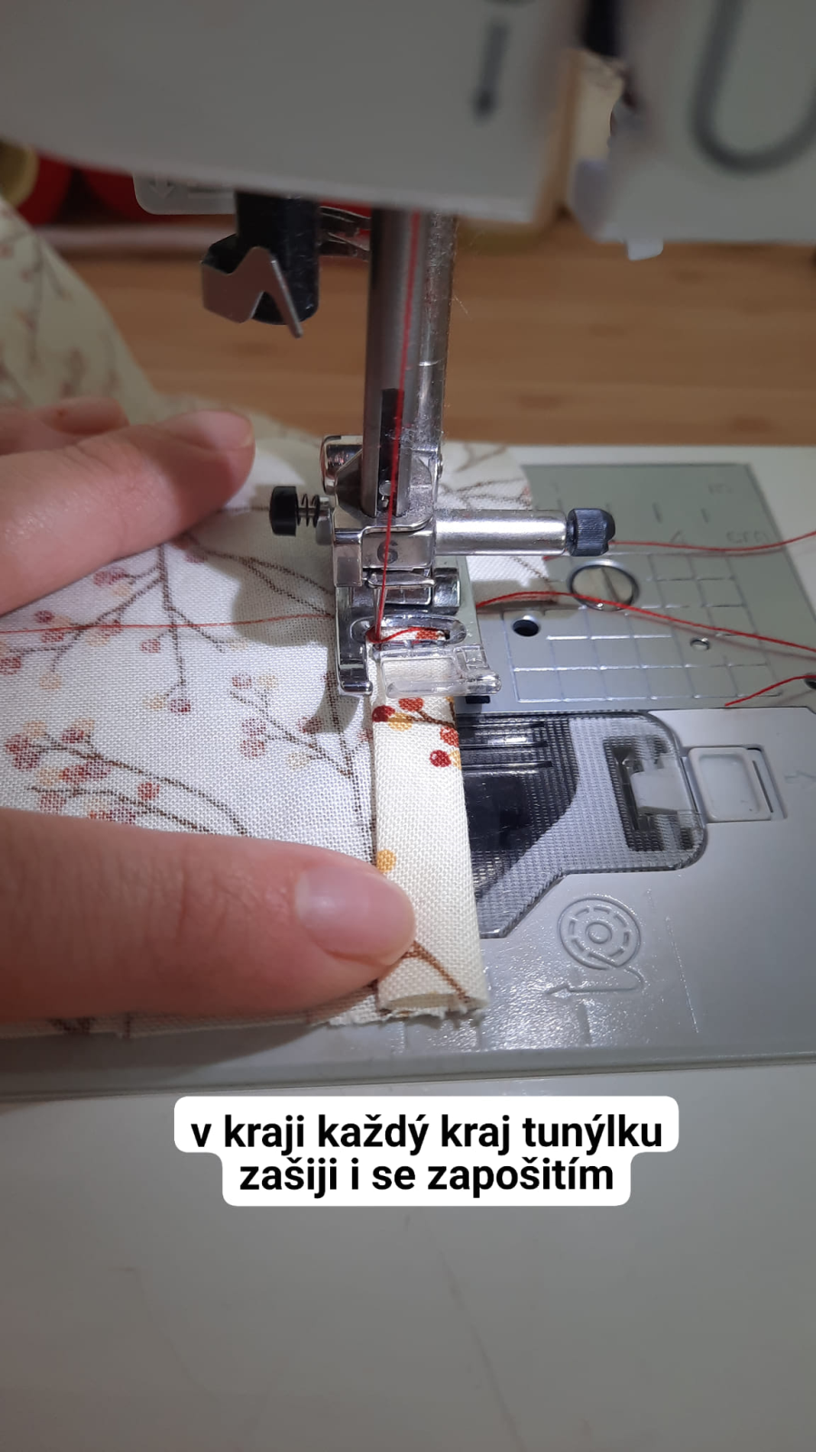 V kraji podehnutou látku prošiji se zapošitím
