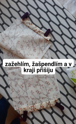 Zažehlím, zajistím <i>kolíčky</i> nebo <i>špendlíky</i> a v kraji se zapošitím přišiji.