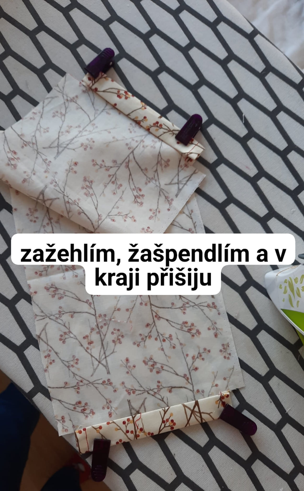Zažehlím, zajistím kolíčky nebo špendlíky a v kraji se zapošitím přišiji.
