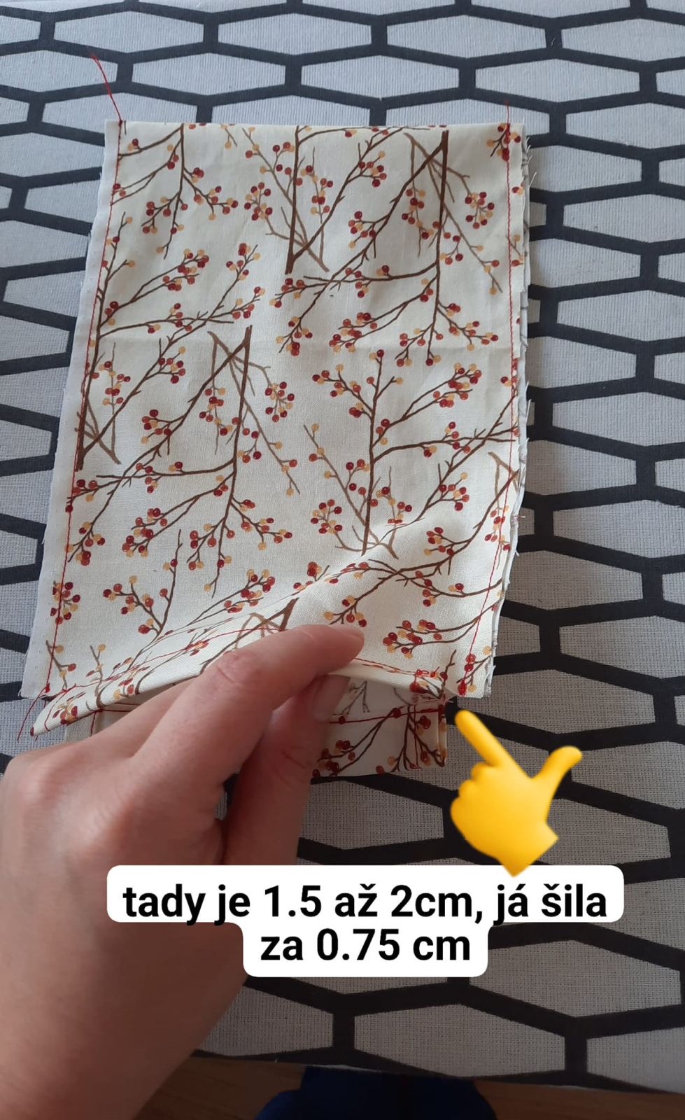 Z boku, kde mám na švovou záložku necháno 1.5 až 2 cm jsem tedy ušila šev za 0,75cm.
