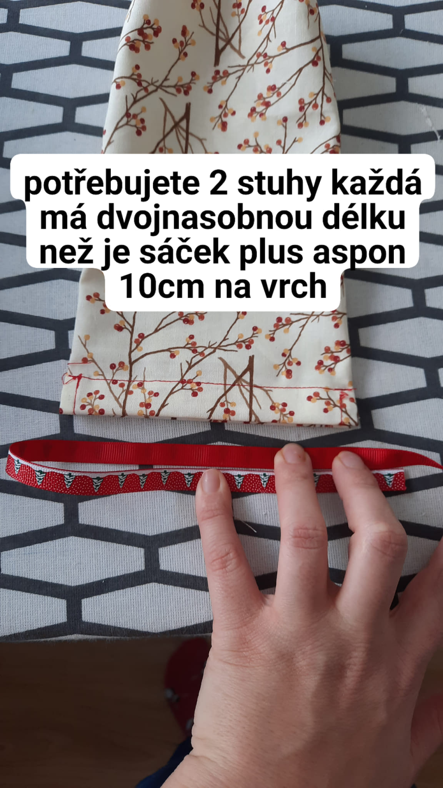 Připravíme si 2 stuhy nebo provázky na stahování. Každá bude dlouhá jako 2x šířka sáčku plus 10 cm navrch.