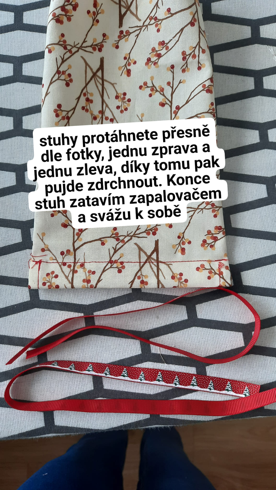 Konce stuh protáhněte s pomocí spínacího špendlíku. Jedna stuha bude mít konce zleva druhá zprava.