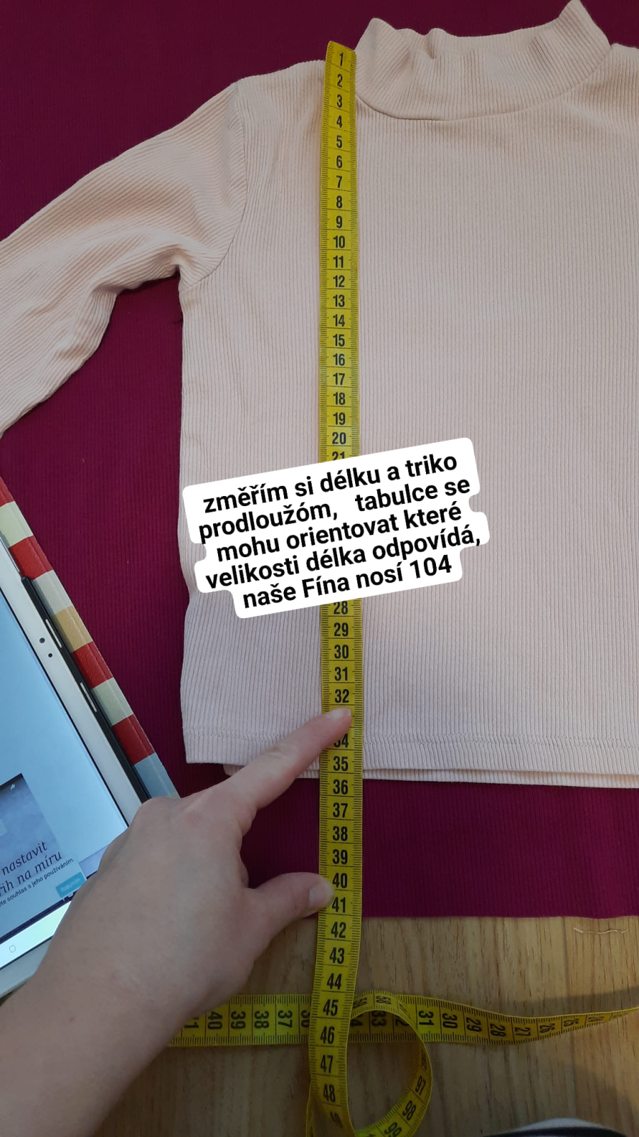 Z trička si můžu poměřit, jak chci dlouhé nové tričko, navíc si rozměr mohu potvrdit s tabulkou, zda jsem zvolila vhodnou míru.