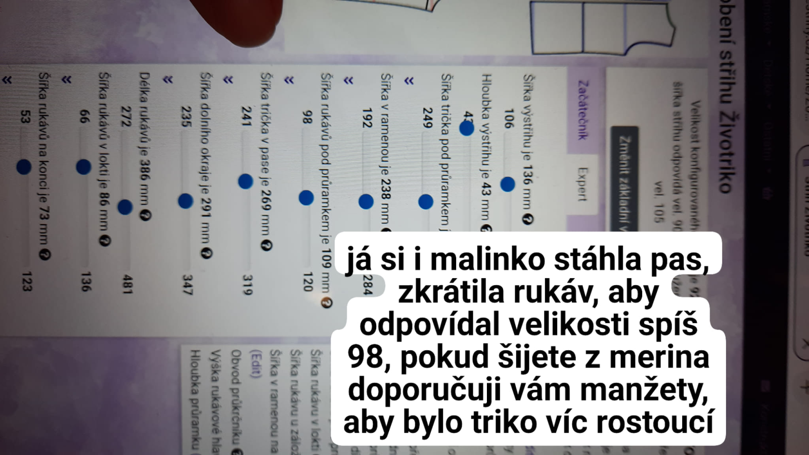Můžete si vymodelovat projmutí pasu a zvolit, zda rukáv necháte delší - nebo například dolů použijete manžetu, to se hodí především u rostoucího merina trička