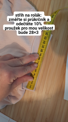 Díl, který nám ale na papíře chybí, je rolák - stojáček. Teď si jej narýsujeme: bude o 10% menší než obvod průkrčníku a vysoký 3 cm (zvolená výška je na vás a odpovídá stáří dítěte. U menších dětí se příliš vysoký rolák nevejde. 
