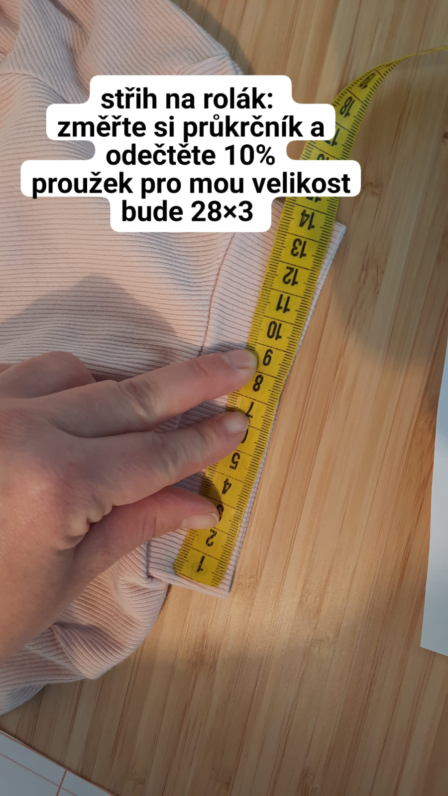 Díl, který nám ale na papíře chybí, je rolák - stojáček. Teď si jej narýsujeme: bude o 10% menší než obvod průkrčníku a vysoký 3 cm (zvolená výška je na vás a odpovídá stáří dítěte. U menších dětí se příliš vysoký rolák nevejde.