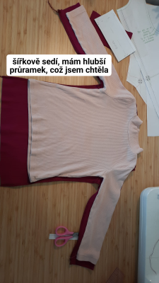 V porovnání se starým tričkem vše přesně odpovídá, prodloužila se délka i průramek.