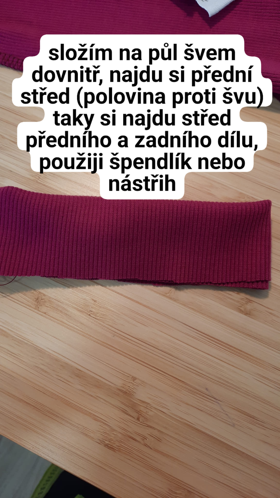 rolák složte na polovinu, švem dovnitř a označte si proti zadnímu středu - švu. přední střed. Stejný přední střed si označte i na tričku v průkrčníku.