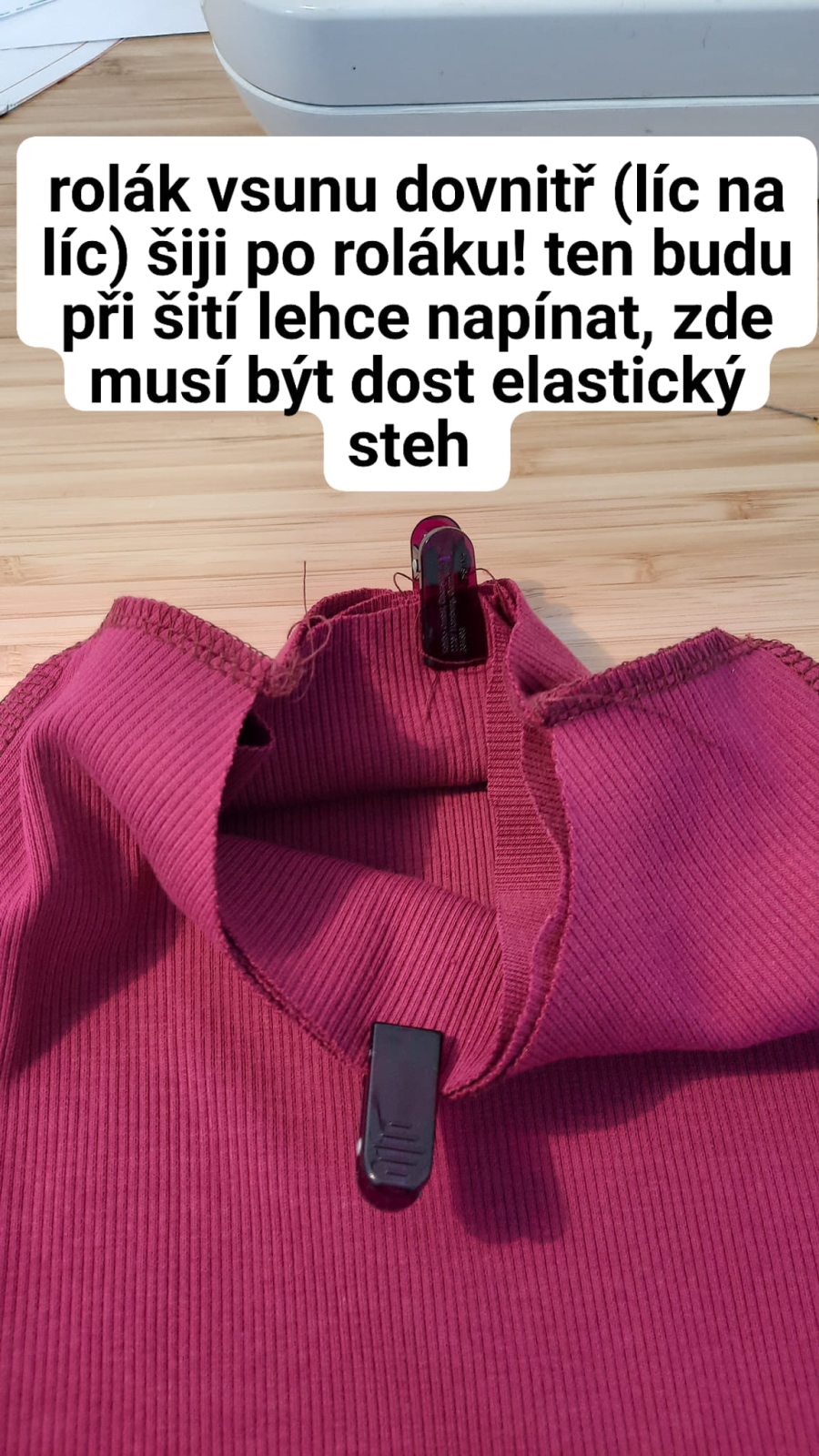 Rolák lícem i líci vsuňte do průkrčníku. Pro přehledné šití budeme šít po straně roláku. Musíte použít elastický steh - overlock či jiný pružný steh na stroji. Zadní střed trička je na stejno jako střed roláku, a přední střed trička je na značte středu roláku.