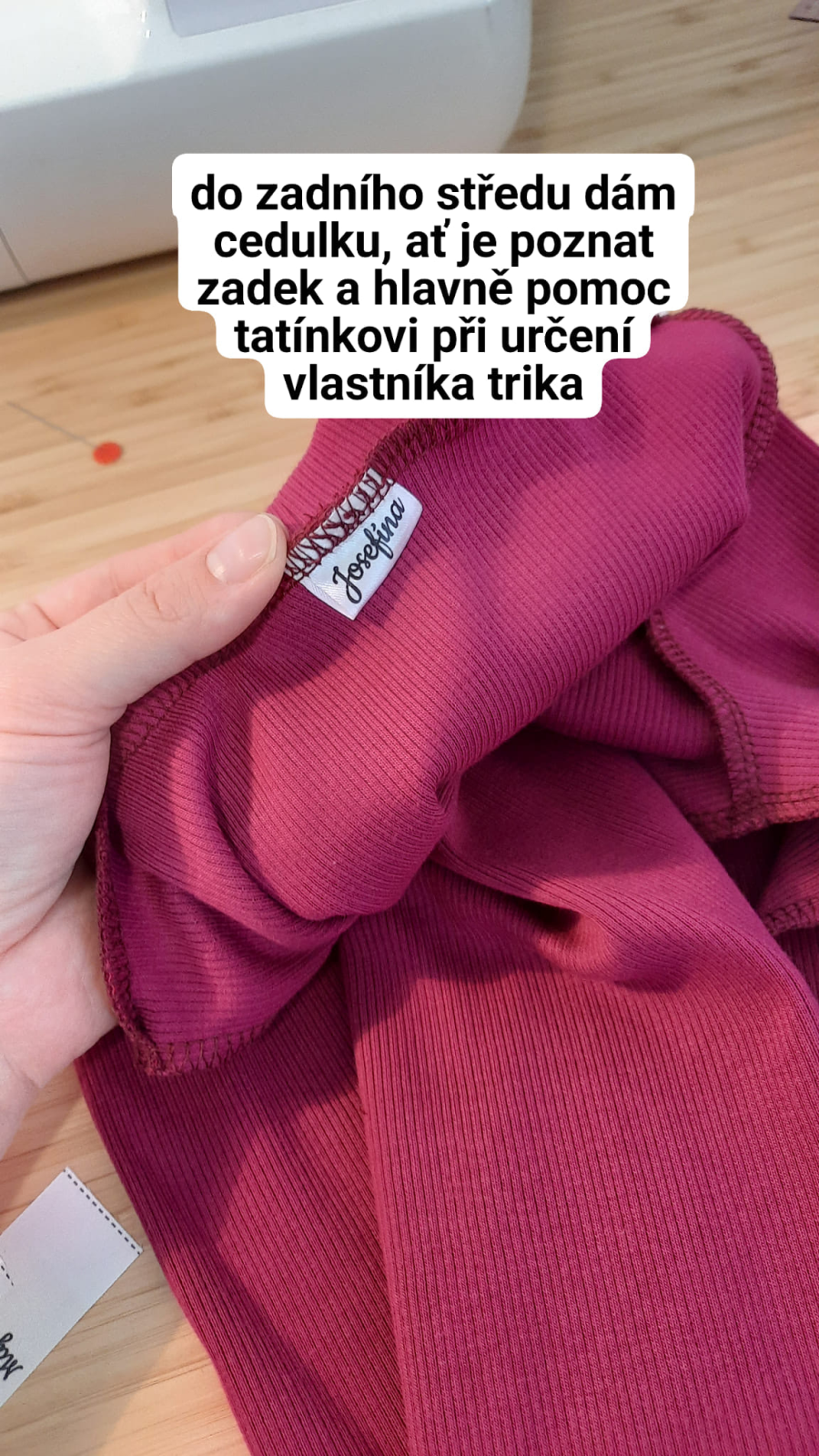Pro snazší oblékání dávám do zadního středu cedulku.