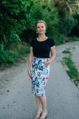 vel. 38, teplákovina , 290 g/m2 / 95% bavlna, 5% elastan, <a href='https://nanilatky.cz/teplakovina/3527-teplakovina-pocesana-graffity.html'>Nani látky</a>