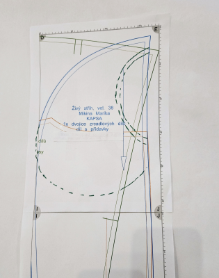 Základní střih na Mariku obsahuje kapsový váček (modrý díl). Protože chci váček dole zakulatit, překreslila jsem si pro lepší orientaci kolik v boku zabere vstup (průhmat) do kapsy a pak plynulým tahem dokreslila tvar kapsy.