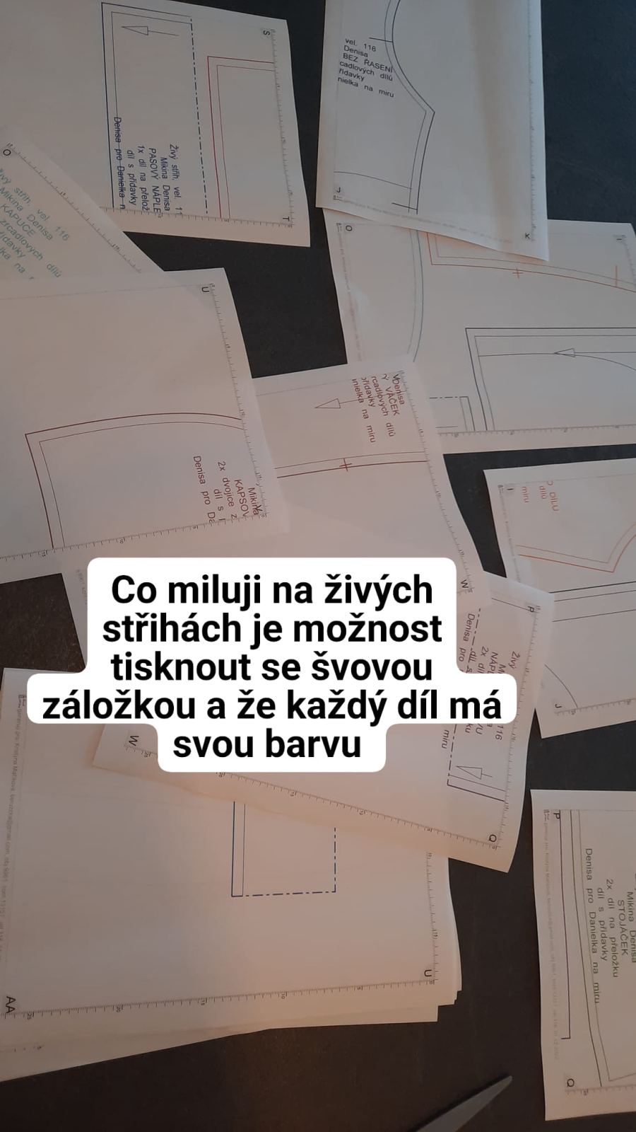 Při tisku můžete zvolit tisk se švovou záložkou a díly vedle sebe. Každý díl máte tak přímo jako šablonu nachystanou pro stříhaní a díky tomu, že má každý díl svou barvu, se vše dobře lepí.