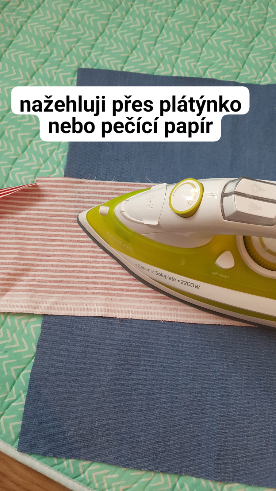 Proužek nažehluji přes látku nebo pečící papír